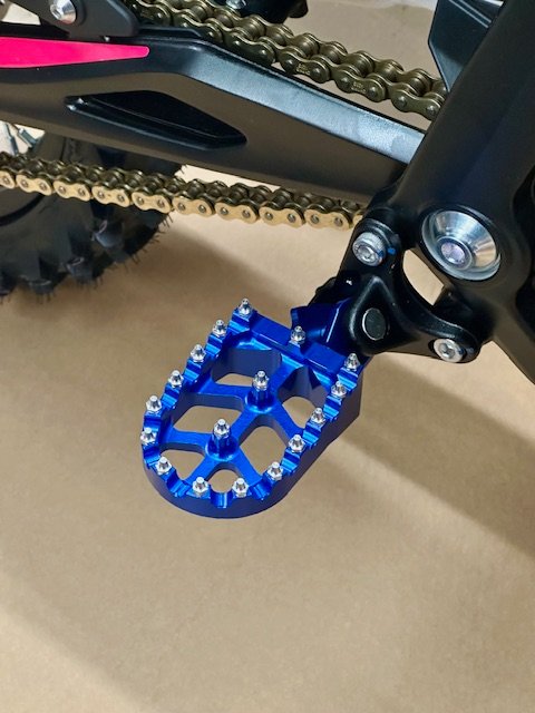 SURRON HYPER BEE WIDE FOOTPEGS