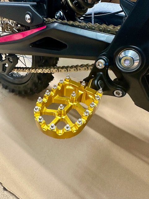 SURRON HYPER BEE WIDE FOOTPEGS
