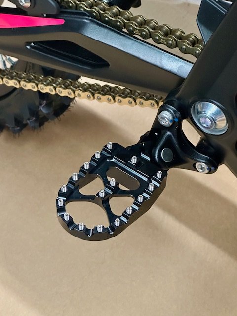 SURRON HYPER BEE WIDE FOOTPEGS