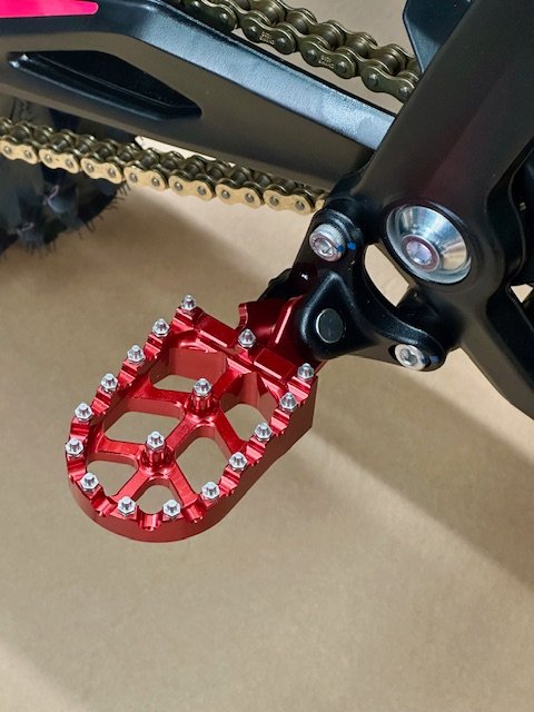 SURRON HYPER BEE WIDE FOOTPEGS